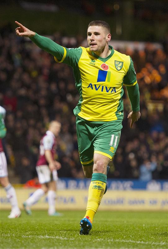 Gary Hooper ( Norwich City): Một cái tên cái lạ lẫm với người hâm mộ là Gary Hooper, cầu thủ này hiện đang đầu quân cho Norwich City. Cũng giống như các tiền đạo vòng cấm khác, anh sở hữu khả năng đánh hơi bàn thắng và chớp thời cơ rất tốt.