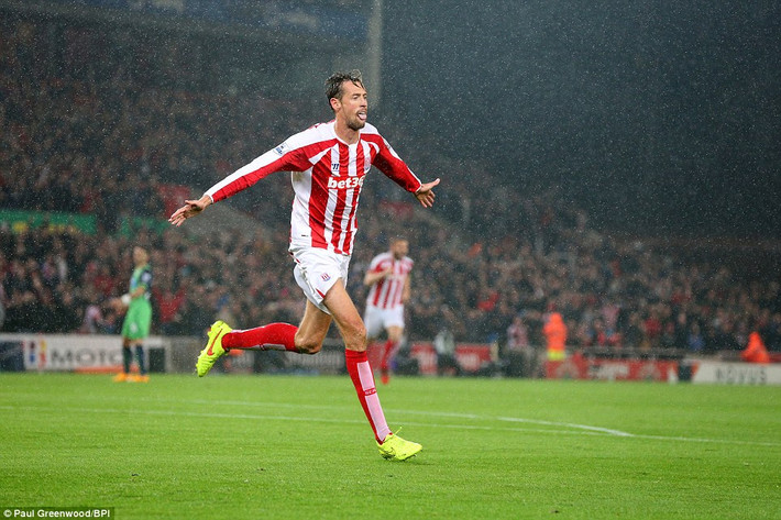 Peter Crouch (Stoke City): Sở hữu chiều cao vượt trội, Peter Crouch luôn là mối nguy hiểm trong vòng cấm. Không những có khả năng ghi bàn bằng đầu tốt, Crouch còn có khả năng chớp thời cơ tốt từ những tình huống căng ngang của đồng đội. Những bàn thắng mà Peter Crouch ghi được thì phần nhiều là các đồng đội “mớm” cho anh.