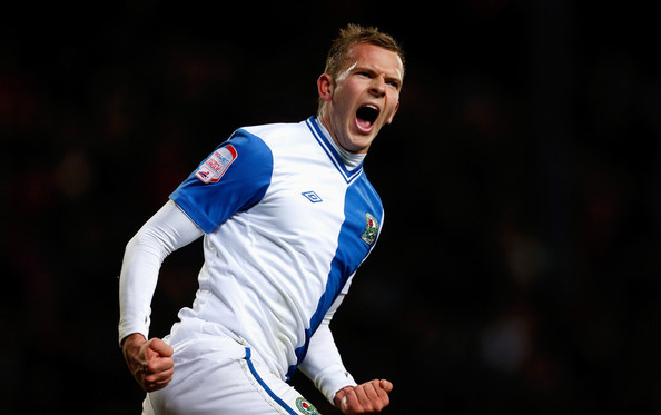 Jordan Rhodes (Blackburn Rovers): Cầu thủ thuộc biên chế đội bóng vùng Lancashire nước Anh đang là cây săn bàn chủ lực tại Blackburn và đội tuyển Scotland. Lối chơi linh hoạt, chạy chỗ thông minh và dứt điểm 1 chạm cực tốt là những gì nói về sát thủ vòng cấm của Hoa hồng đen. 42 bàn thắng sau 72 trận là những gì anh đã đóng góp cho đội chủ sân Edwood Park.