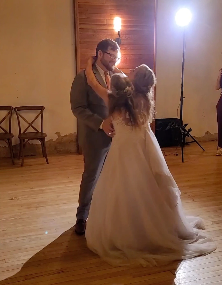 Abby và Brittany Hensel trong ngày cưới của Abby và anh Josh.