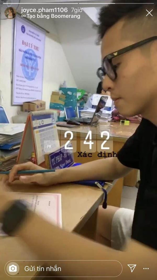 Hôm 3/9, Joyce Phạm đăng tải trên story Instagram cá nhân tấm ảnh Tâm Nguyễn - chồng sắp cưới của cô ký vào giấy chứng nhận kết hôn cùng dòng caption: "2h42, xác định".