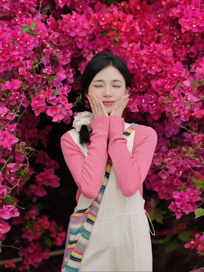 Để có một bức hình xinh xắn thì chị em cần biết cách tạo dáng. Chỉ cần để hai tay lên má là đã có một bức ảnh đáng yêu như thế này.