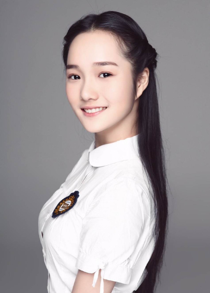 Trong trường, Ngạn Mạn nổi tiếng là mỹ nữ có sắc đẹp trong sáng, thanh khiết cùng với tài năng diễn xuất nổi bật, được bạn học ưu ái dành tặng danh hiệu "nữ thần tinh khiết".