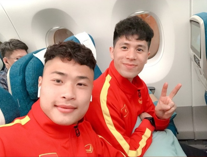 Trên chuyến bay sang Hàn Quốc tập huấn cùng với các cầu thủ U23 Việt Nam, bức ảnh Trọng "sơ vin" vui vẻ check-in cùng đồng đội thu hút được sự chú ý của người hâm mộ.