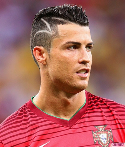 Cristiano Ronaldo (Real Madrid): với CR7 thì kiểu tóc undercut rất hợp với anh, nó mang lại cho anh sự bảnh bao và cá tính trên sân bóng cũng như ngoài đời. Với những đường cạo táo bạo là điểm nhấn cho mái tóc của Cris Ronaldo.