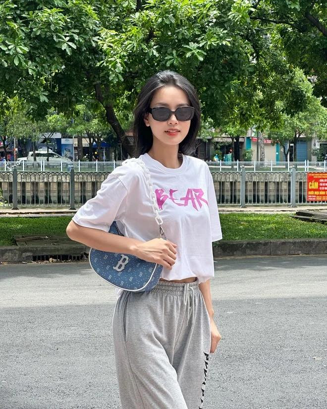 Hình ảnh đời thời của Khánh Linh không cần trang điểm cầu kì vẫn vô cùng hút mắt.