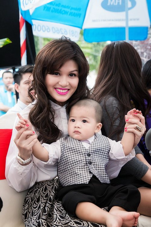 Cùng thời với Mi Vân, Thanh Vân cũng là một trong những cái tên được yêu mến tại Hà Nội. Cô kết hôn năm 2008 rồi cùng chồng du học ở Thụy Sỹ. Ít lâu sau khi trở lại Việt Nam, cô đã hạ sinh quý tử.