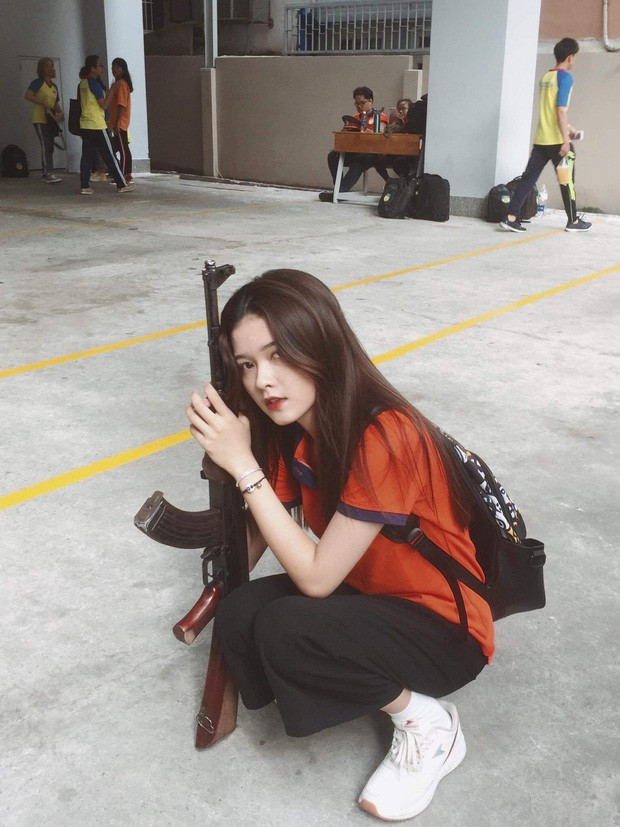 Mới đây, trên fanpage quy tụ nhiều trai xinh, gái đẹp, CĐM bị hút hồn bởi nữ sinh HUTECH sở hữu khuôn mặt xinh đẹp, nhẹ nhàng, thánh thiện tựa như Idol Hàn Quốc.