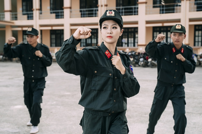 Không chỉ giỏi võ thuật và bắn súng, Ngọc Anh còn được khen ngợi khi có khả năng hát, múa, chơi guitar, nhạc cụ dân tộc.