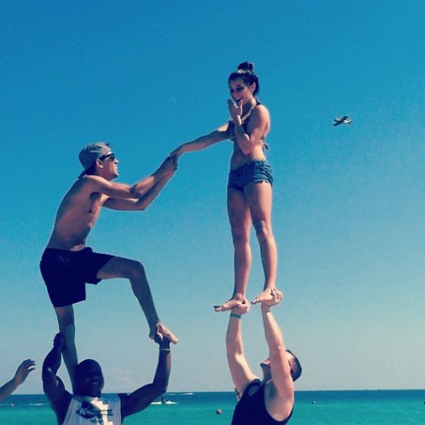 Một tài khoản Instagram có tên là howheasked thường xuyên cung cấp hình ảnh về những màn cầu hôn độc đáo, lãng mạn khiến nhiều người ao ước.