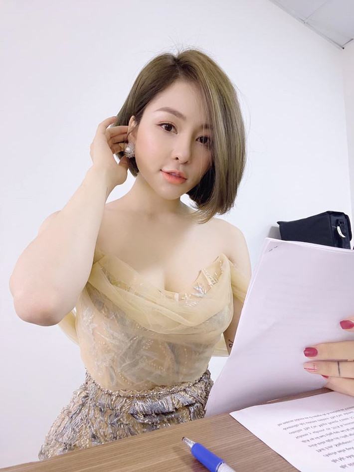 Từng có thời gian mập mạp trông thấy, lộ vòng 2 ngấn mỡ nhưng Trâm Anh vẫn được khen ngợi nhờ nhan sắc xinh như mộng.
