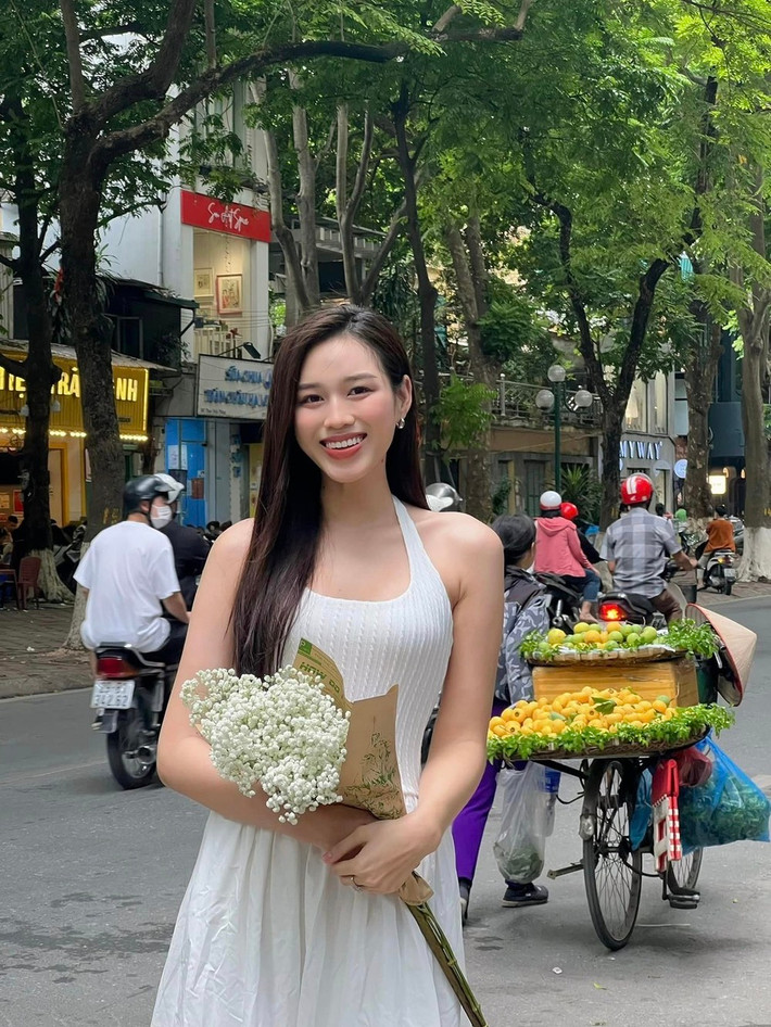 Đến mùa thu với hương thị, hương ổi se se trong gió, Đỗ Thị Hà check-in một góc phố Hà Nội.