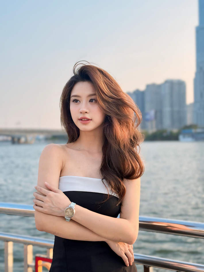 Điều gây bất ngờ hơn cả là khi trở lại, hot girl Thanh Hóa đã công khai chuyện tình yêu của mình với Huyme.
