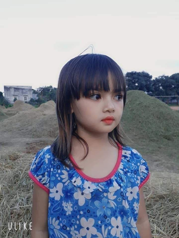 Hơn nữa, cô bé này còn được đánh giá là trông rất giống với thành viên Lisa của nhóm nhạc đình đám Blackpink.
