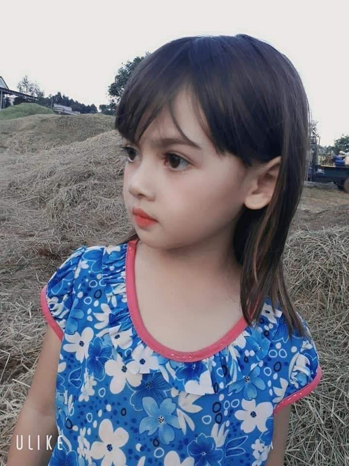 Sở hữu nước da trắng hồng, môi đỏ và đôi mắt to, sâu và hàng lông mi dày, cô nàng được cho là chuẩn của Hà Lan phiên bản nhí trong phim "Mắt biếc".