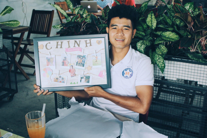 Trước khi hội quân cùng tuyển U22 Việt Nam, Hà Đức Chinh khiến người hâm mộ chú ý bởi mái đầu nấm xoăn tít của mình.