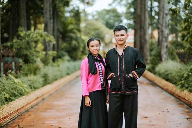 Giang cho biết việc khó khăn nhất để thực hiện bộ ảnh là phải tìm đủ số trang phục dân tộc để truyền tải những nét đặc trưng nhất về văn hoá lên từng khung hình. Toàn bộ trang phục là do các thành viên trong lớp tự tìm hiểu rồi đi thuê ở rất nhiều địa điểm khác nhau ở Kiên Giang, TP.HCM.