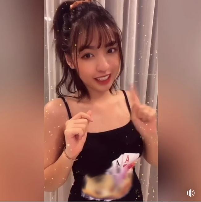 Thế nhưng, chỉ mới đây thôi hot girl Trần Thanh Tâm đã khiến cư dân mạng tranh cãi vì đoạn clip mới đăng tải. Mọi người nhanh chóng nhận ra cô nàng đang PR trá hình. Thậm trí là còn quảng cáo cho một ứng dụng game đánh bạc trá hình đã được cảnh báo từ lâu.