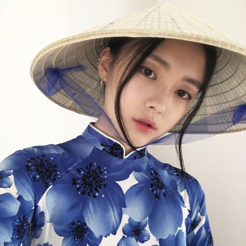 Hwang Soo Yeon, hot girl đến từ Seoul đã ghi điểm tuyệt đối trong mắt dân mạng nhiều nước châu Á bởi gương mặt xinh đẹp, dáng người thon thả, đặc biệt hơn là khoác lên mình tà áo dài thướt tha điểm thêm chiếc nón lá truyền thống của Việt Nam.