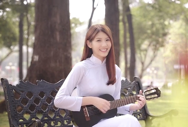 Joyce Chu đã từng khiến fan bất ngờ khi tung video "Em nhớ anh" phiên bản tiếng Việt. Người đẹp diện áo dài nữ sinh, ôm đàn ngồi hát đã thu hút sự chú ý từ CĐM.