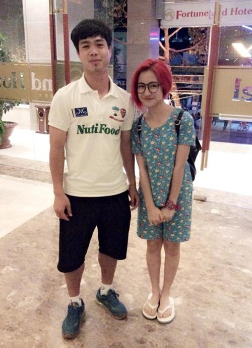 Cô ca sĩ trẻ cũng có một vài hình ảnh chụp bên cạnh Công Phượng, lặn lội đường xa đến Gia Lai cổ vũ cho Công Phượng và đồng đội... khiến dân mạng, người hâm mộ không khỏi đồn đoán.