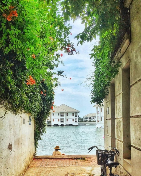 Với view nhìn thẳng ra Hồ Tây thơ mộng cùng những căn nhà nổi trắng tinh lãng mạn, trông con ngõ như được tách ra khỏi không gian ồn ã của phố thị.