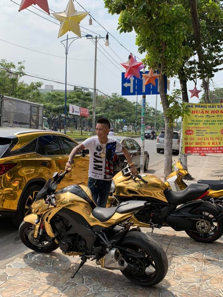 Trên fanpage với hơn 300.000 lượt theo dõi, trước khi Huấn Hoa Hồng bị bắt, gã giang hồ mạng thường livestream khoe tiền, vàng và tặng tài sản lớn.