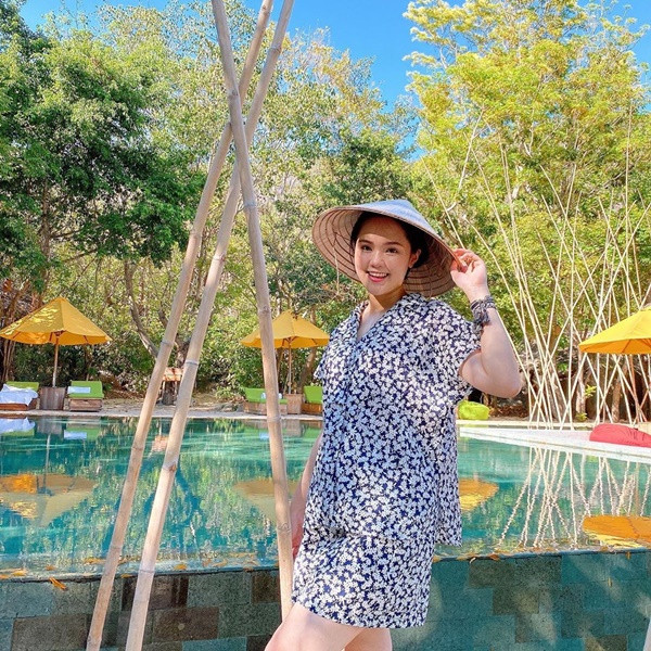 Sau khi mang bầu, Quỳnh Anh làm quen với những bộ trang phục rộng rãi, làm từ chất vải lanh vừa thoáng mát lại khéo léo che được dáng và bụng bầu.