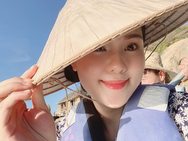 Cô nàng sở hữu làn da bóng mướt, rạng rỡ. Để sở hữu làn da khỏe, bà xã Duy Mạnh từng tiết lộ cô phải chăm sóc rất kỹ càng, không bao giờ bỏ quên bản thân.