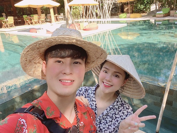 Chính điều này cũng làm Duy Mạnh bức xúc, thẳng thừng "bóc phốt" vợ vì vợ liên tục bôi bôi, trát trát khiến anh phải chờ đợi rất lâu.