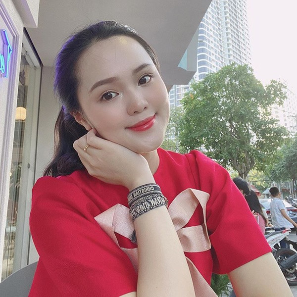 Mặc dù có vẻ tăng cân khá nhiều so với bình thường nhưng Quỳnh Anh vẫn được nhận xét là xinh xắn hơn so với thời chưa lấy chồng.