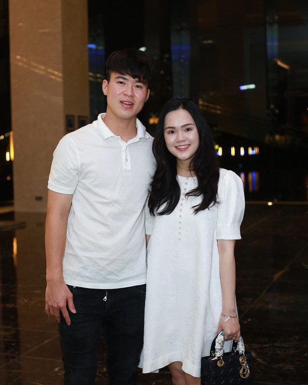 Mới đây, vợ chồng Duy Mạnh cho hay cặp đôi sẽ đón con trai đầu lòng trong năm nay. Trong thời gian vợ mang bầu, nam cầu thủ tích cực chăm sóc vợ, ngày nào cũng đi đi về về 40km.