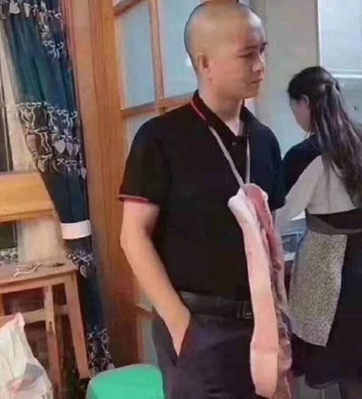 Xứng danh rich kid với chiếc vòng cổ thịt lợn cực giá trị. Ra đường như thế này thì lúc nào cũng nơm nớp lo sợ bị cướp mất thôi.
