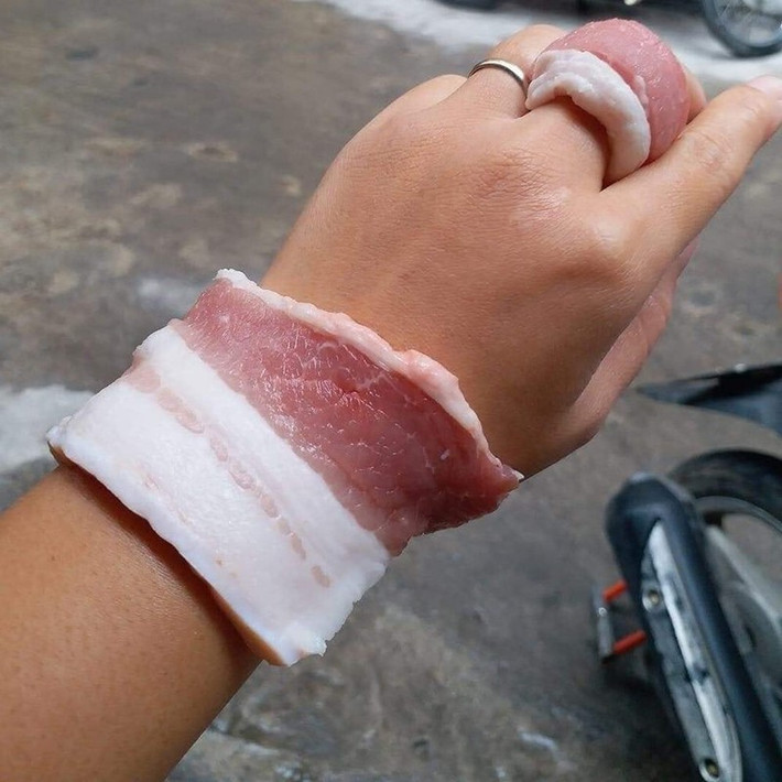 Chẳng cần nhẫn kim cương, vòng vàng, giờ cứ nhẫn thịt lợn là cô gái nào cũng đổ đứ đừ.