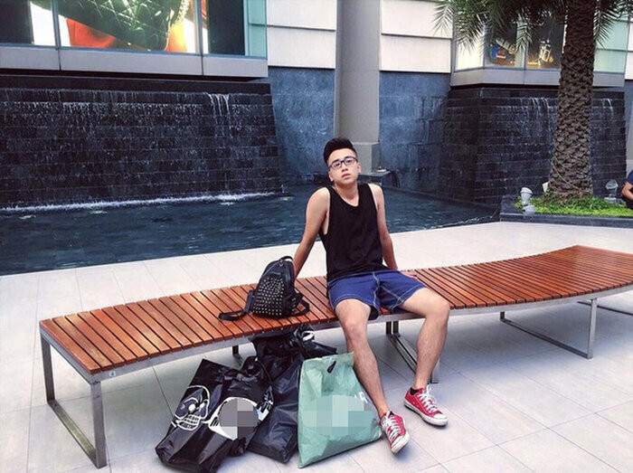 Hiện tại, thầy giáo hot boy này đang giảng dạy ở trường THPT Nguyễn Bỉnh Khiêm (Hà Nội) với bộ môn Tâm lý.