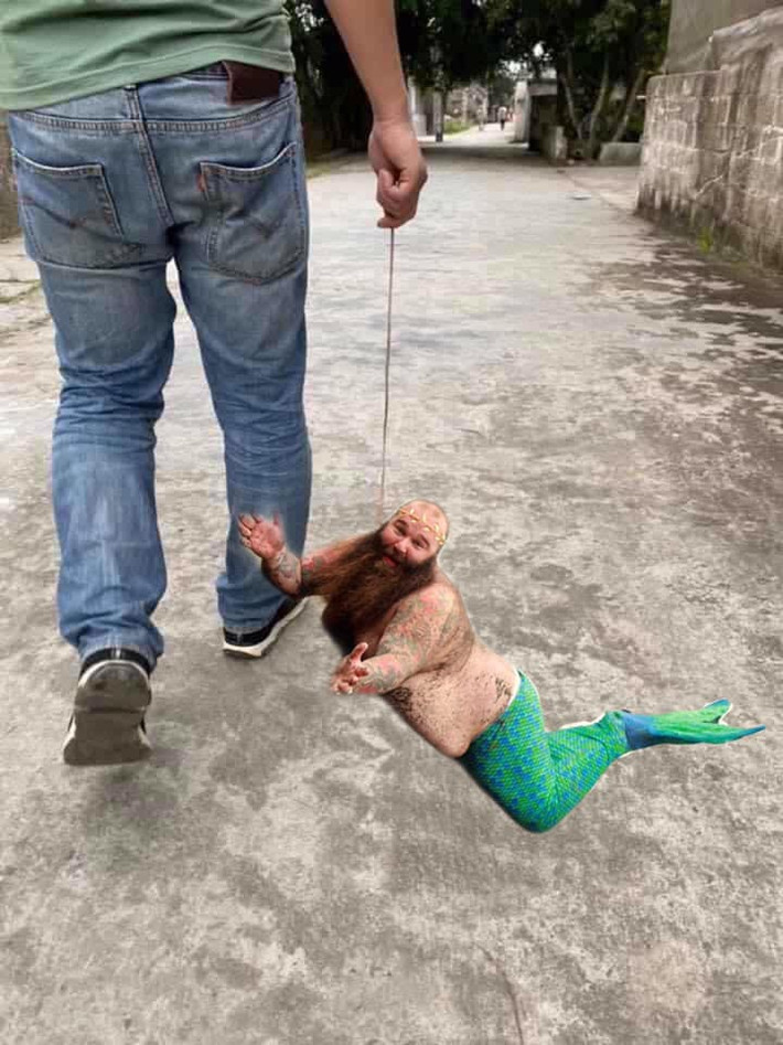Không những câu được cá mà còn câu luôn được...nàng tiên cá. Mà nàng tiên cá cũng không được bình thường cho lắm thì phải?