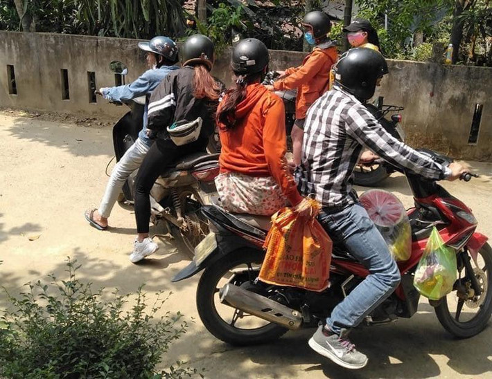 Nhiều đôi bạn trẻ còn mang cả đồ ăn, thức uống tới suối để đi dã ngoại mùa COVID-19.