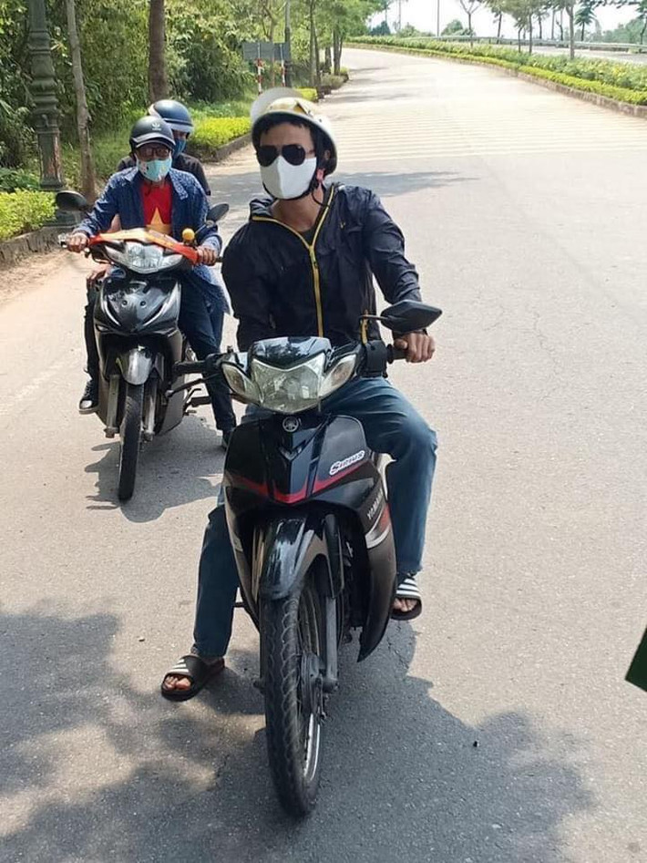 "Nói ý thức kém lại tự ái. Cho nghỉ dịch để cách ly, tránh lây lan virus thì kéo đàn, kéo đống đi cắm trại ăn uống? Rồi đến lúc dịch bùng thì sợ vàng mắt, chỉ trích y tế nước nhà", "Đúng là bệnh gì cũng không đáng sợ bằng bệnh liều, giặc gì cũng không kinh khủng bằng giặc dốt. Về nhà đi cho xã hội yên" - Dân mạng gay gắt bình luận.