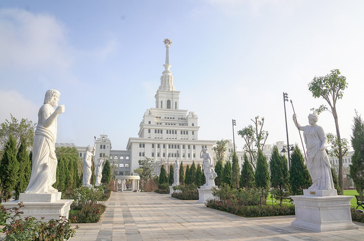 Khuôn viên trường Đại học VinUni được trồng rất nhiều cây xanh, vườn cỏ và những bức tượng được đặt khắp nơi. Đặc biệt toàn bộ công trình trong trường đều được sơn màu trắng đồng nhất khiến sinh viên khỏi lo không có nơi "sống ảo". Chụp ảnh trong trường ai cũng ngỡ đang lang thang trời Tây.