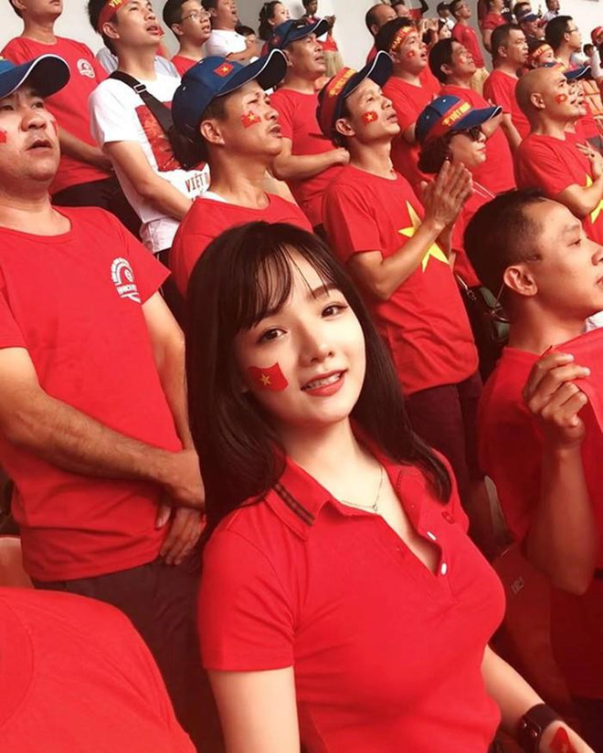 Giữa tháng 7 vừa qua, hot girl Phan Thị Thủy Tiên bất ngờ khoe hình ảnh trong đám dạm ngõ với bạn trai tên Lê Diên Hạnh, một doanh nhân trong ngành dịch vụ. Đến tháng 9, cả hai chính thức nên duyên vợ chồng.
