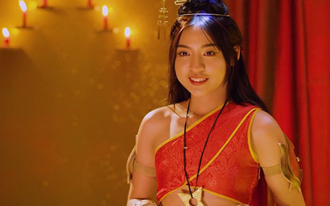 Ngay lập tức, phát ngôn của hot girl Trần Thanh Tâm lại trở thành chủ đề chỉ trích trên nhiều diễn đàn mạng. Nhiều người cho rằng ý của cô nàng là tất cả bình luận chê bai, "dìm" nhan sắc của cô đều xuất phát từ sự sân si, ghen tỵ vì nổi tiếng của các bạn nữ.