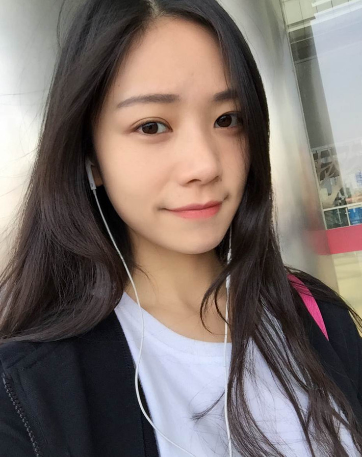 Một số hình ảnh ăn kem của An Như bị so sánh với đương kim hoa khôi "Vẻ đẹp học đường Trung Quốc" Lee Hyun Zhen.