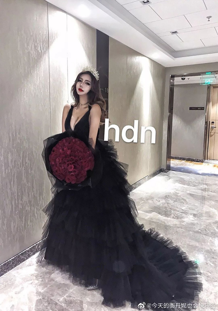 Nhiều người dùng mạng xã hội đã bình luận bên dưới an ủi cô, cho rằng chắc anh chàng gặp sự cố gì đó chứ chẳng chàng trai nào lại từ bỏ một cô nàng xinh đẹp như thế này.