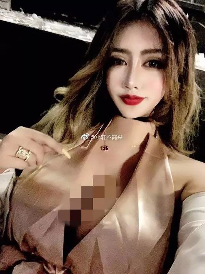 Ghé vào trang cá nhân của cô nàng, nhiều dân mạng trầm trồ bởi nhan sắc xinh đẹp của cô, không những vậy hot girl còn thường xuyên check-in sang chảng và sở hữu vô số đồ hiệu.