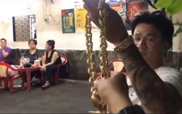 Vợ chồng chủ quán ốc khẳng định, tất cả số vàng trên người đều là vàng thật, có giá khoảng 4 tỷ đồng.