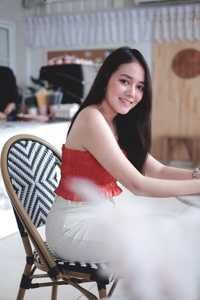Sở hữu khuôn mặt xinh như búp bê cùng nước da trắng hồng, Chayathorn là hot girl có tiếng tại xứ Chùa Vàng.