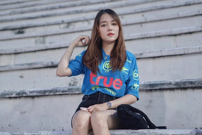 Là một người yêu bóng đá cộng với việc có người yêu là cầu thủ nên nàng WAGs sang chảnh bậc nhất SEA Games năm nay thường xuyên xuất hiện trên sân tập cũng như những trận đấu của tuyển Thái Lan.