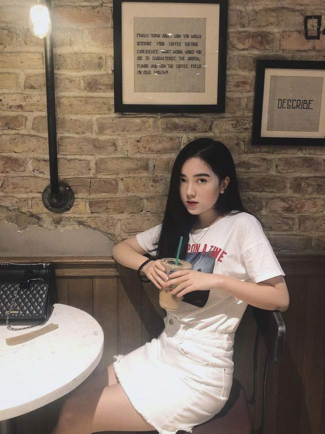 Mai Hà Trang, bạn gái của cầu thủ Hà Đức Chinh của U22 Việt Nam cũng lọt vào top những nàng WAGs xinh đẹp bậc nhất tại SEA Games 30.