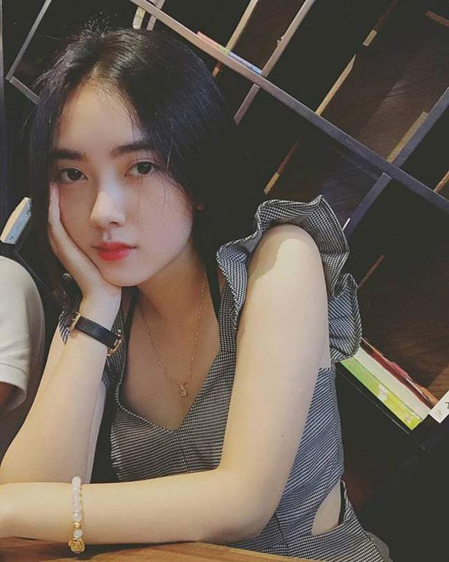 Không chỉ có khuôn mặt đẹp, Hà Trang còn sở hữu ba vòng cực nóng bỏng. Những bức ảnh diện bikini gợi cảm được cô nàng đăng luôn nhận được sự quan tâm lớn của cộng đồng mạng.