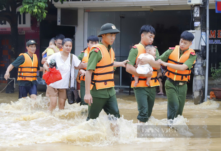 Nhiều em nhỏ được lực lượng chức năng cứu hộ ra khỏi vùng nguy hiểm.